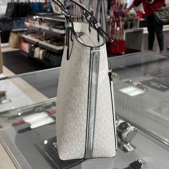 MICHAEL KORS OUTLET
Jet Set Medium Logo Pocket Tote Bag
Optic White/Silver 
NWT - Picture 10 of 16